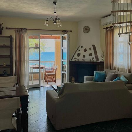 Kohyli Beachfront House Agia Pelagia Chlomou ภายนอก รูปภาพ
