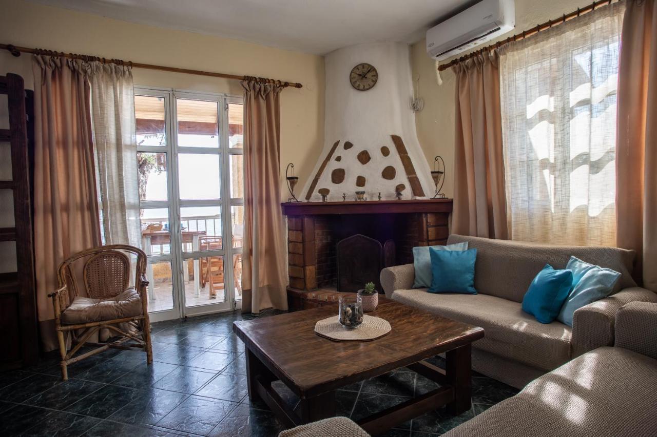 Kohyli Beachfront House Agia Pelagia Chlomou ภายนอก รูปภาพ