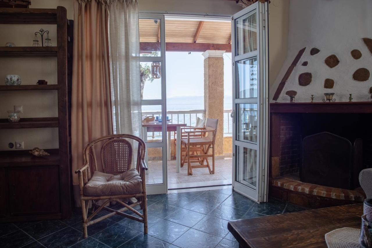 Kohyli Beachfront House Agia Pelagia Chlomou ภายนอก รูปภาพ