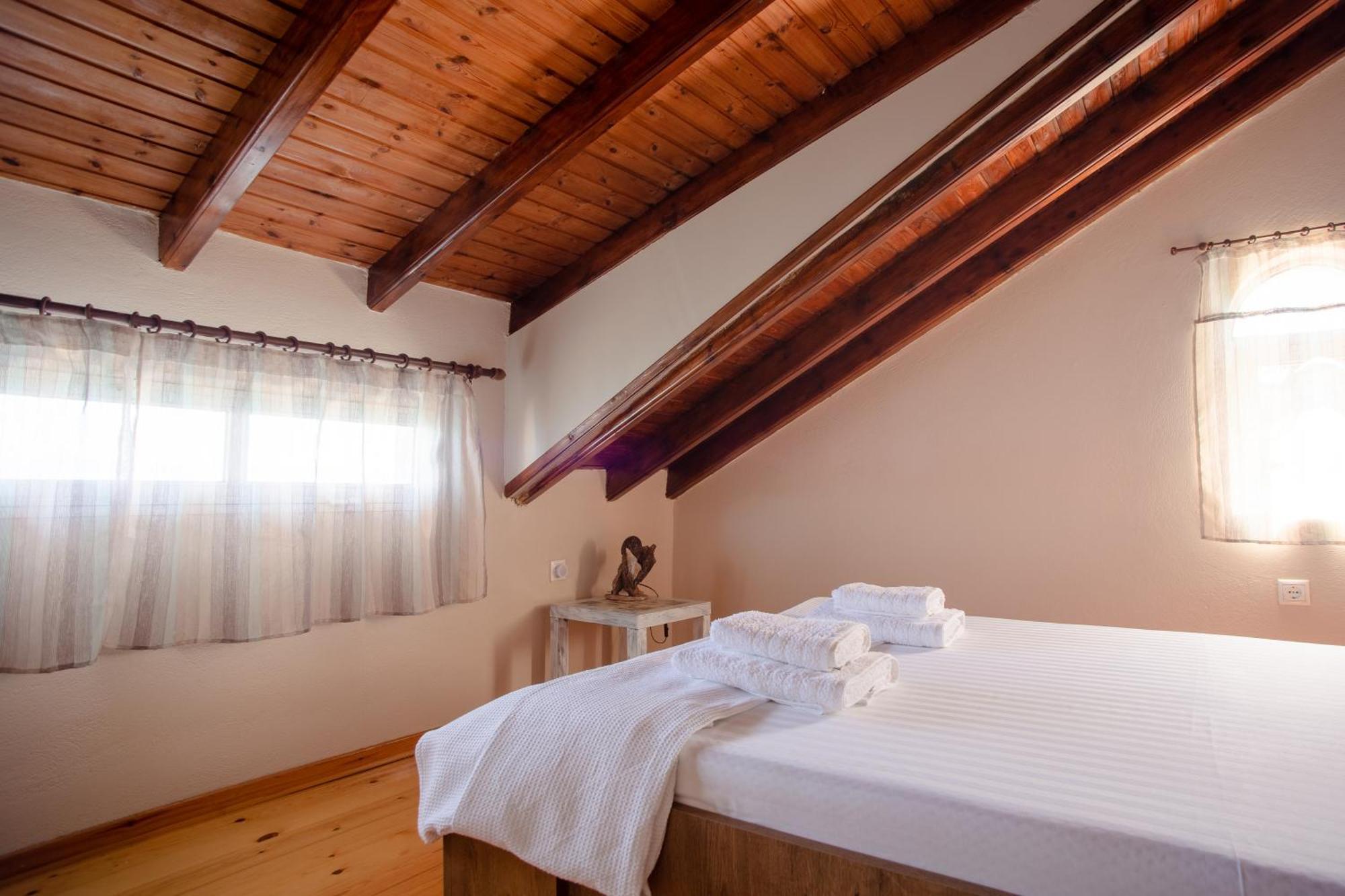 Kohyli Beachfront House Agia Pelagia Chlomou ภายนอก รูปภาพ